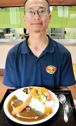 復刻した「引原ダムカレー」をＰＲする「道の駅はが」の小西翔也駅長＝宍粟市波賀町原