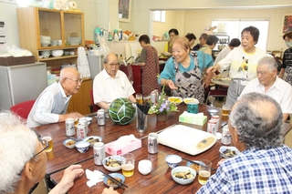 食事やおしゃべりを楽しみながら交流する「なごみの会」の参加者たち＝福崎町八千種、城谷医院