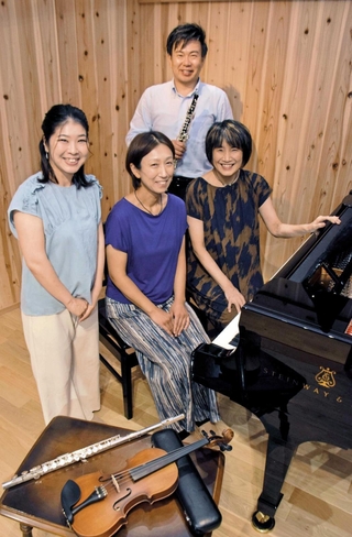 熊本地震の被災地支援のため、チャリティーコンサートに臨むたつの市音楽協会の会員ら＝たつの市揖西町清水