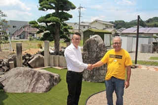 米国で造園の技術指導を始める牛尾展也さん（左）と、南カリフォルニア庭園業連盟のブライアン・ヤマサキさん＝福崎町西治