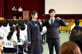オープンハイスクールに参加した中学生らを前に、新しい制服を披露する龍野高校の生徒会役員＝たつの市龍野町日山