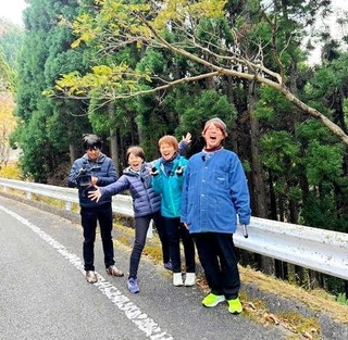 インターネット放送局「しそチャンＮＥＴ」を立ち上げる山内一輝さん（左端）ら（山内さん提供）
