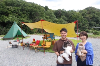 「モリコーボ宿営」村長の森敦司さん（左）と妻の幸子さん＝市川町下牛尾