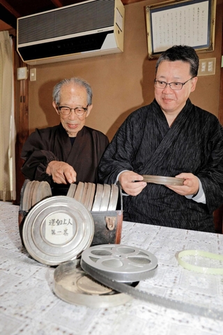 戦前の映画フィルムが見つかった随陽寺前住職の池田恵瑞さん（左）と現住職の芳宗さん＝宍粟市山崎町山崎