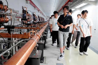 エックス線自由電子レーザー施設「ＳＡＣＬＡ（さくら）」を見学する全国大会の出場者たち＝佐用町光都
