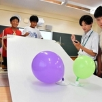 ＣＤと風船を使い、ホーバークラフトの原理を学ぶ児童ら＝たつの市龍野町日山、龍野高校