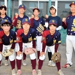 ４月に発足した中学女子軟式野球チーム「なでしこサンズ」のメンバーら＝たつの市龍野町富永