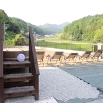 木樽を使った水風呂と山あいの田園風景を望む外気浴スペース