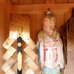 鳳宮池を見守る水神の祠。今も住民らが豊作を祈る＝上郡町八保丙