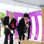 地鎮祭で神事に臨む（左から）谷口芳紀・相生市長と下田守彦・大栄環境社長＝相生市相生