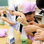 非常食の調理体験では、牛乳パックとビニール袋を使ってゼリーを作った＝上郡町社会福祉協議会
