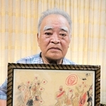戦地に向かう兵士の絵を、平和を願って出展した前田暢良さん＝ＪＡ兵庫西矢野支店