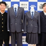スクールカラーの「群青」を意識した新しい制服。生徒が着用しているのは現行の制服＝たつの市龍野町日山