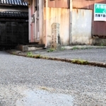 路面からひっそりと顔をのぞかせる「長太郎石」＝姫路市網干区垣内本町