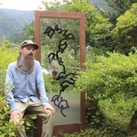 ガラス扉に植物を描き、緑豊かな地域との調和を楽しむダニエル・イネスさん＝神河町長谷