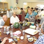 食事やおしゃべりを楽しみながら交流する「なごみの会」の参加者たち＝福崎町八千種、城谷医院