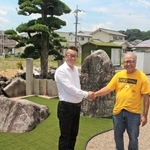 米国で造園の技術指導を始める牛尾展也さん（左）と、南カリフォルニア庭園業連盟のブライアン・ヤマサキさん＝福崎町西治