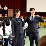 オープンハイスクールに参加した中学生らを前に、新しい制服を披露する龍野高校の生徒会役員＝たつの市龍野町日山