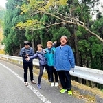 インターネット放送局「しそチャンＮＥＴ」を立ち上げる山内一輝さん（左端）ら（山内さん提供）