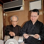 戦前の映画フィルムが見つかった随陽寺前住職の池田恵瑞さん（左）と現住職の芳宗さん＝宍粟市山崎町山崎