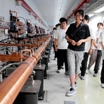 エックス線自由電子レーザー施設「ＳＡＣＬＡ（さくら）」を見学する全国大会の出場者たち＝佐用町光都