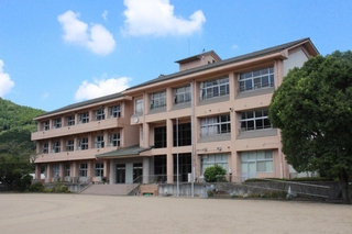 ２０２７年度から小規模特認校になることが決まった高岡小学校＝福崎町高岡