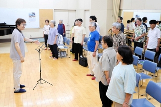 練習に取り組む合唱団＝山崎文化会館