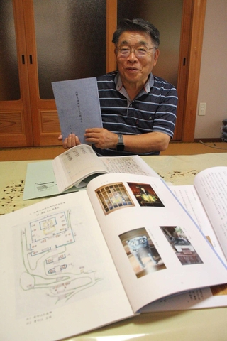 北野地区の歴史を調べて冊子にまとめた埴岡栄さん＝福崎町西田原
