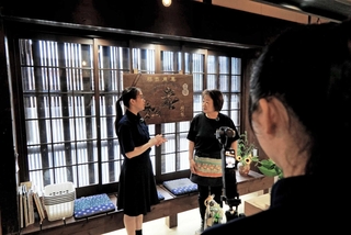 動画撮影のため商店主らにインタビューする山崎高校生の生徒＝宍粟市山崎町山崎、老松酒造