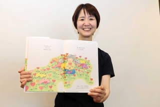 絵本「いっしょにあるく」を制作した上埜美恵子さん＝太子町内