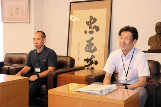 熊本地震の被災地で家屋被害の認定調査に当たった赤穂市医療介護課の山本大輔さん（右）と社会福祉課の山根拓也さん＝赤穂市役所