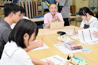 地域で活動するグループの代表に質問する高校生たち＝たつの市新宮町芝田