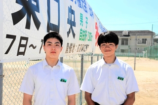 全国大会の大舞台での体験を語った由居瑛汰さん（右）と東口央さん＝赤穂西中学校