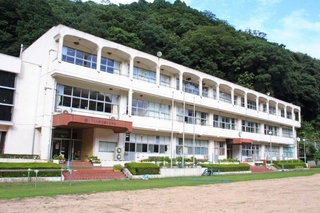 山あいに立つ長谷小学校＝神河町長谷