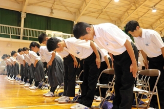 おじぎを練習する生徒ら。状況に応じた姿勢を身に付けた＝相生産業高校