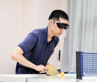 サウンドテーブルテニスの交流会に参加した香山貴彦さん＝上郡町スポーツセンター