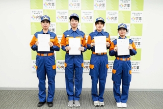 宍粟市消防団初の女性団員となった４人＝宍粟市役所