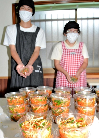 作業所の利用者が手作りした「ミネラルキムチ」＝たつの市龍野町中村