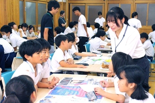 「あったらいいな」と思う道具を考える児童ら＝神崎小学校