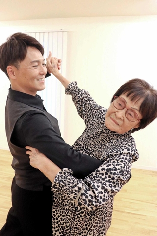 松本雅宏さんと社交ダンスを楽しむ西川幸子さん（右）。年齢を感じさせない優雅な身のこなしだ＝姫路市内