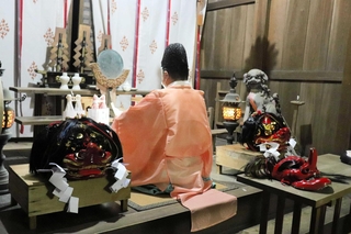 神降ろしで祈る神職。神前に置かれた獅子頭やてんぐ面が清められる＝那波八幡神社
