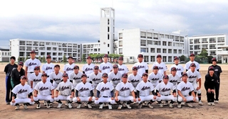 智弁和歌山高校との交流戦に挑む赤穂高校の野球部員ら＝赤穂高校