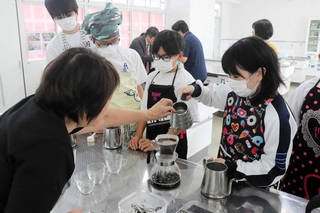 香り高いコーヒーの入れ方を練習する生徒ら＝上郡中学校