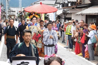 銀の馬車道の面影が残る町並みで披露された花魁道中＝神河町粟賀町