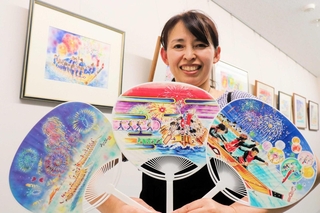 相生ペーロン祭の魅力をうちわに描き込んだ和田花萌さん＝相生市文化会館なぎさホール