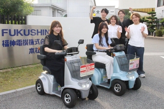ポルカー航続距離チャレンジの参加者を募る甲南大学の学生団体「Ａ－ＣＵＢＥ」のメンバーら＝福崎町福田