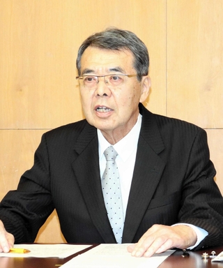 会見で立候補の意向を表明する牟礼正稔市長＝赤穂市役所