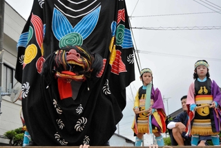 那波八幡神社の秋季例祭で舞う獅子と子ども＝２０２５年１０月５日、相生市那波西本町