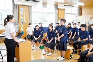 山崎高校教育類型の生徒たちと懇談する石原雅教諭（左）＝宍粟市山崎町御名、山崎南小学校