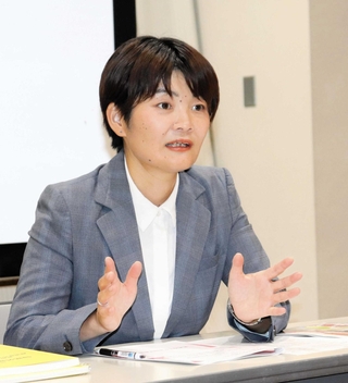 市長選への立候補を表明する荒木友貴氏＝赤穂市内